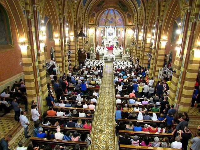 Foto de missa na Catedral Nossa Senhora do Desterro.